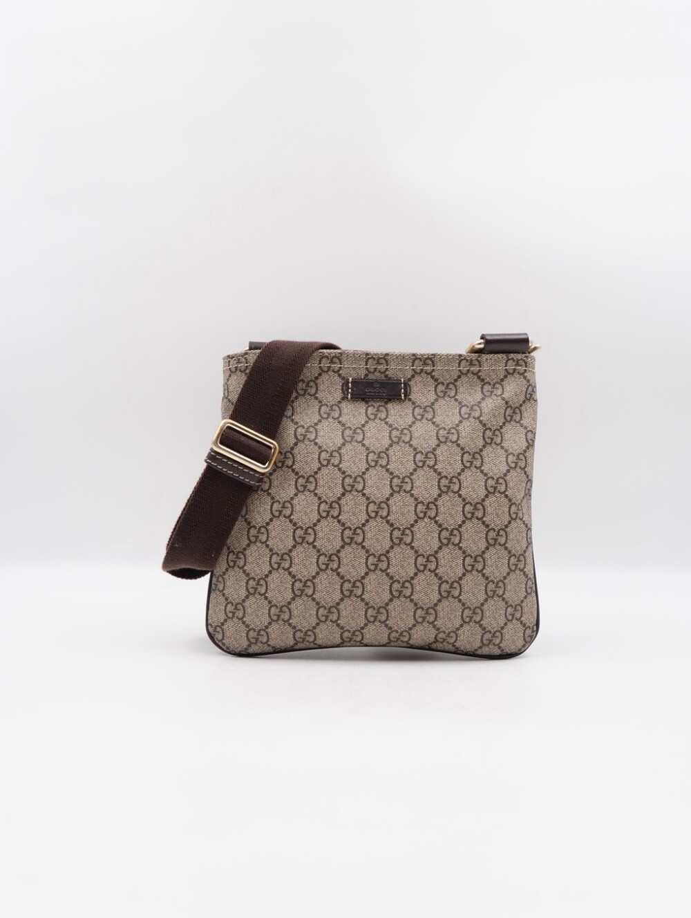 CP26 💕 GUCCI GG Supreme Monogram Flat Messenger Bag